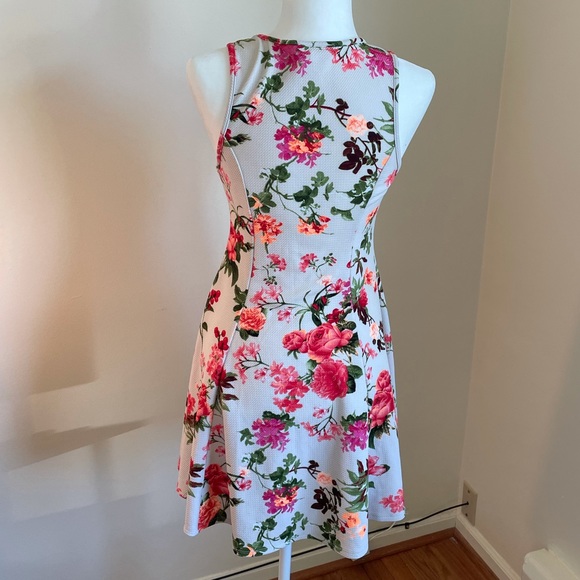 White, Floral, Mini Dress! - Picture 5 of 7